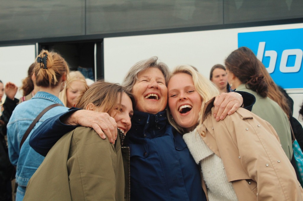 Jongeren en senioren lachen samen