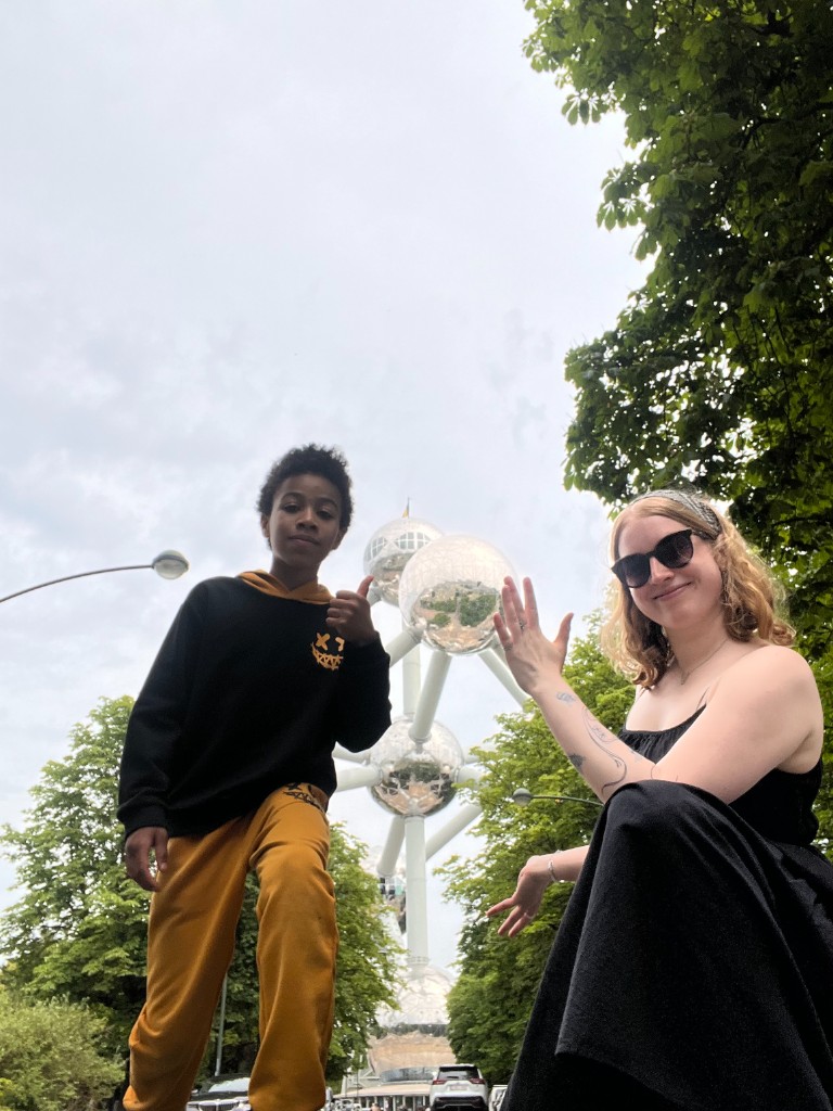 Jongere en kind poseren voor het Atomium tijdens een citytrip