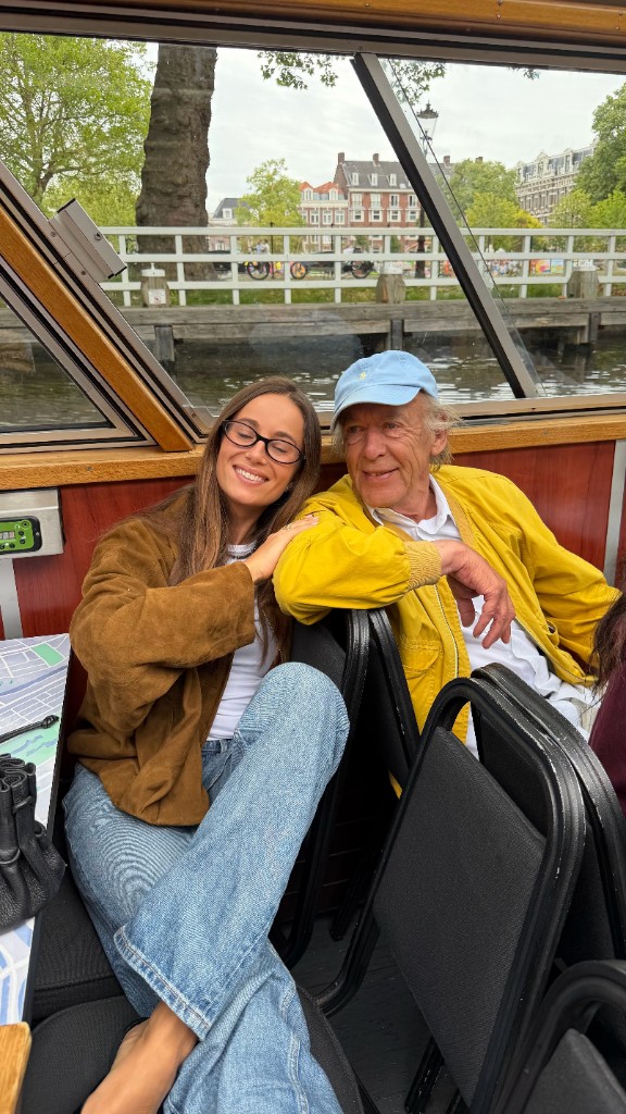 Jongere en senior samen op een rondvaart