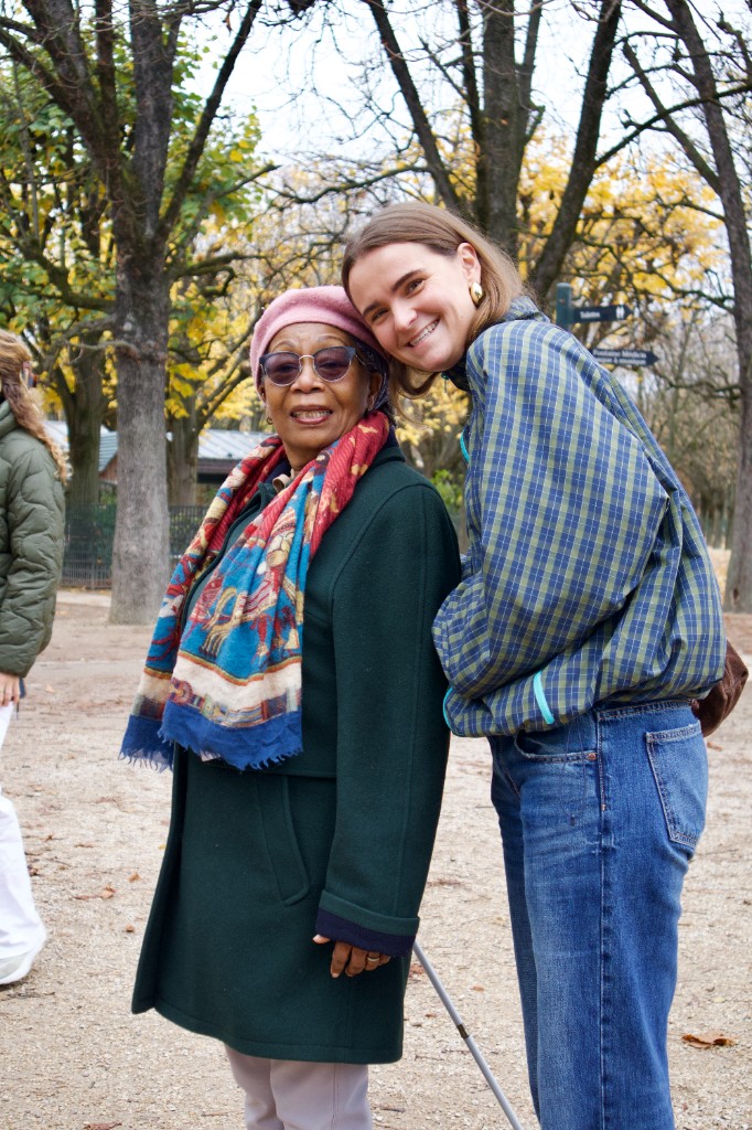Jongere en senior samen in het park