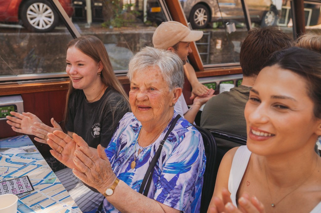 Jong en oud spelen bingo op een boot in Amsterdam