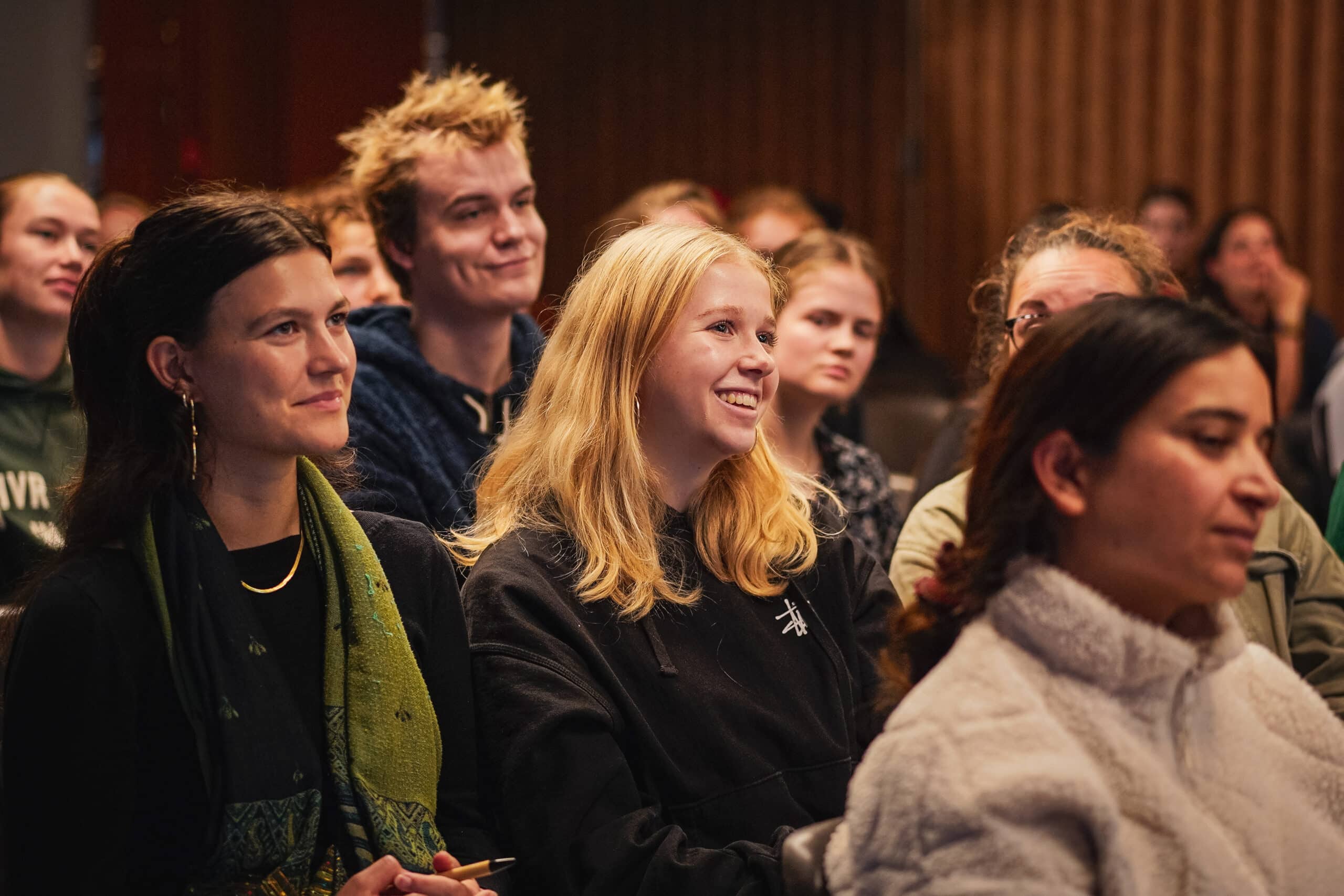 Groep jong en oud op citytrip