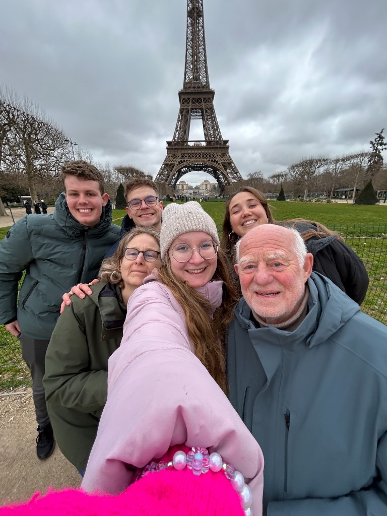 Groep jong en oud op citytrip